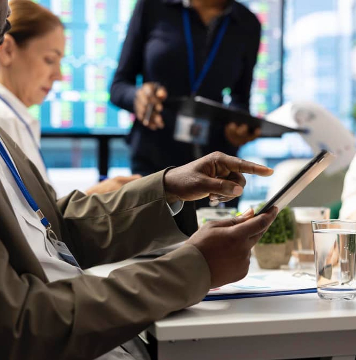 Behavioral private investigator consulting with client in Orange County CA